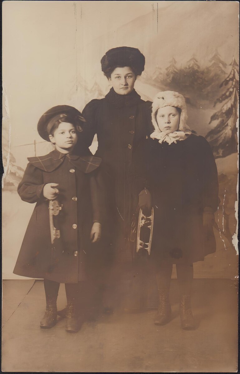 Марина (справа) со старшей сестрой Валерией (в середине) и младшей сестрой Асей (Анастасией) в 1903 году / Ивановский государственный историко-краеведческий музей имени Д.Г. Бурылина / goskatalog.ru