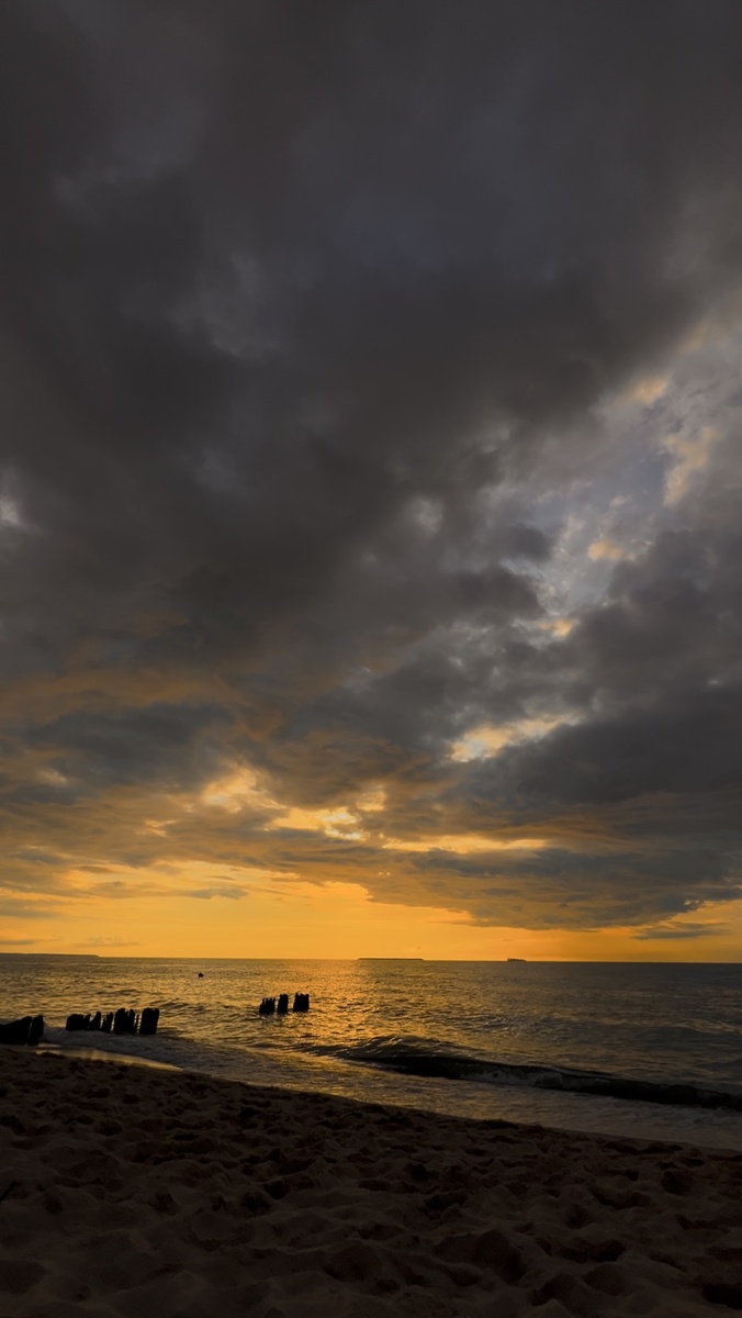 Пишу эти строки, а на море — Балтика снова восхищает меня своими новыми красками