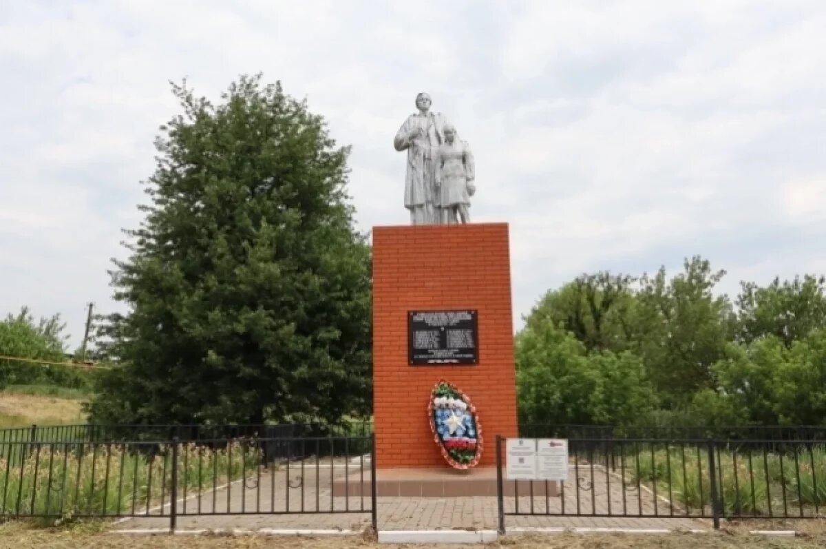    Братская могила советских воинов в селе Гущенка Новооскольсокго района.