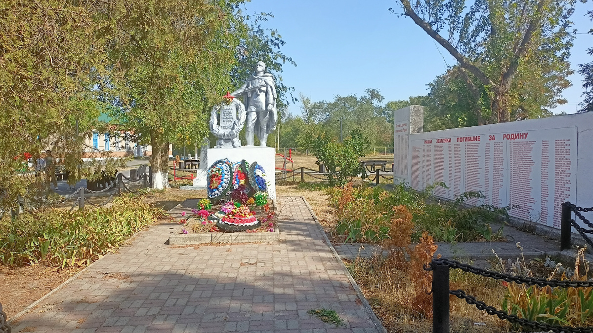 Памятник павшим во время ВОВ жителям хутора Арпачин. Сентябрь 2024 года. Фото автора.