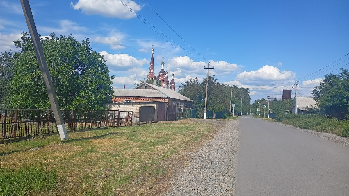Главная достопримечательность Манычской станицы их храм. Виден издалека из-за высоты - 76 метров. Май 2025 года. Фото автора.
