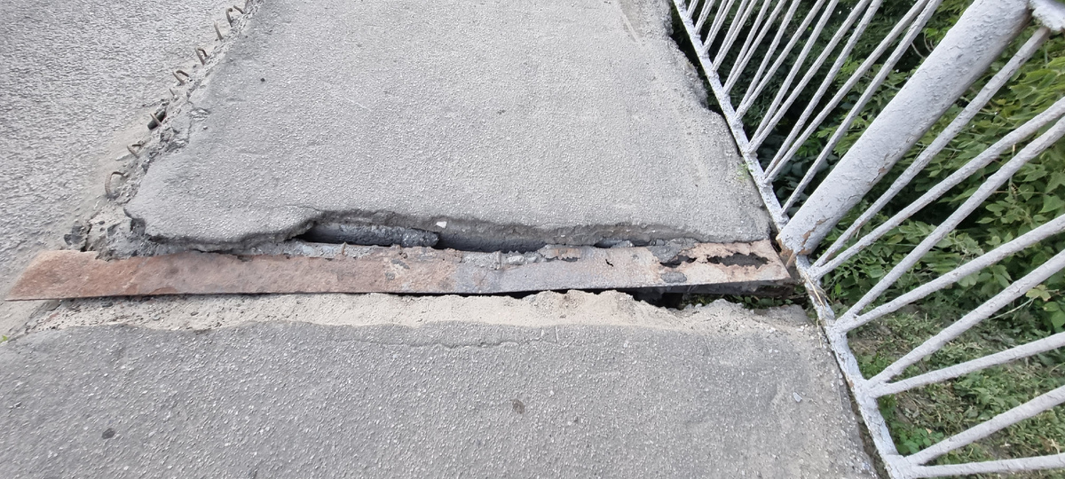 Тот самый шов, разрушен в прямом смысле слова