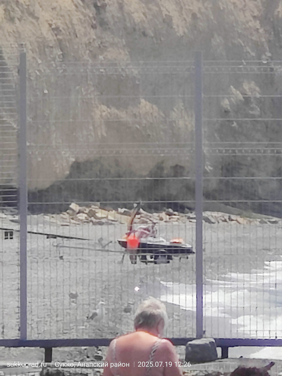 19 июля 2025 года. Какие-то граждане выкатили на пляж Смены прицеп с гидроциклом. С 11 июля на пляже Смены не видно детей. До того были очень маленькие группы не более 30 детей.