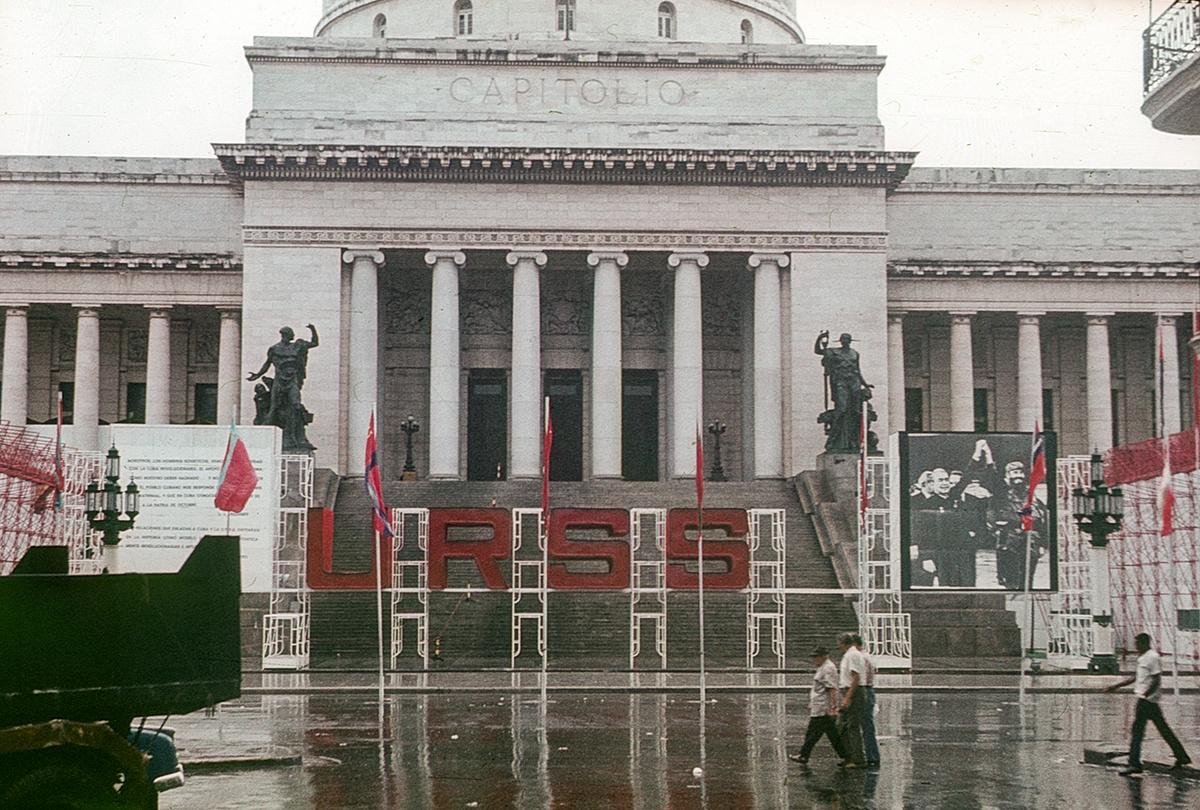 Перед открытием Выставки достижений советской науки и техники в Гаване, 1976 год