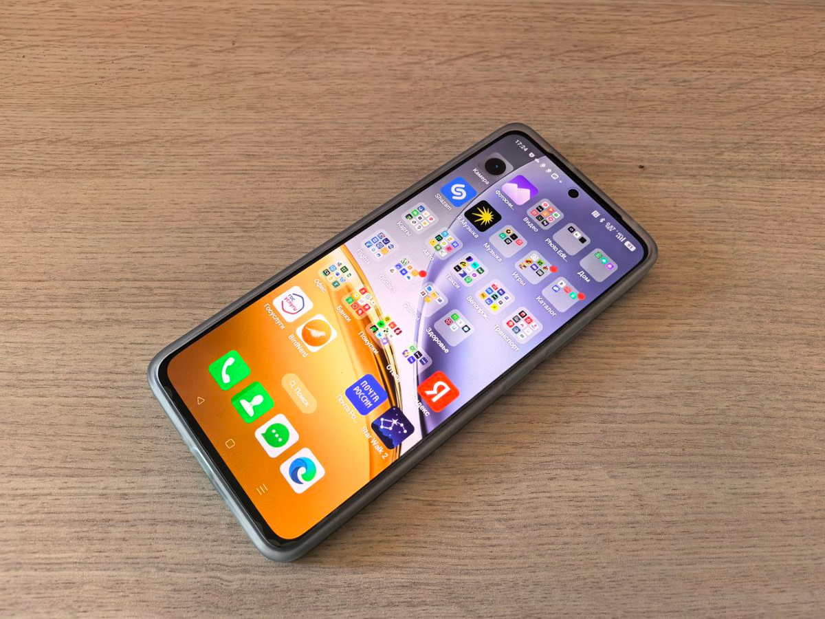 realme 14T в комплектном чехле