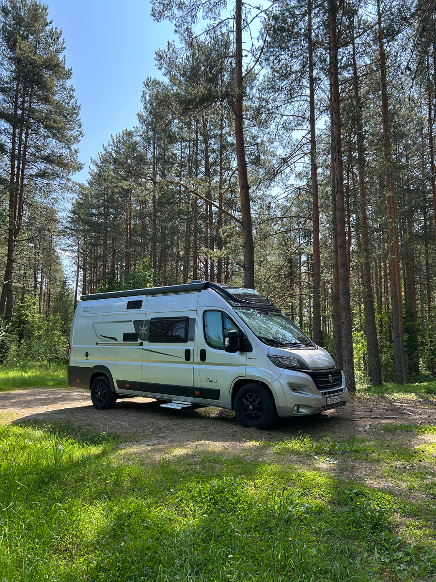 Наш автодом в лесах Карелии. На нем и хотели поездить по Карелии после отдыха с семьей