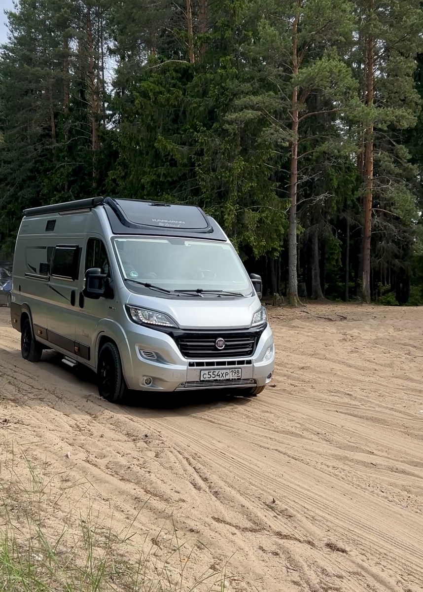 Как раз на той самой точке возле Ладожского озера. Конкретно тут возможности подъехать ближе не нашли, позже встали просто вдоль дороги и пошли осмотреться 