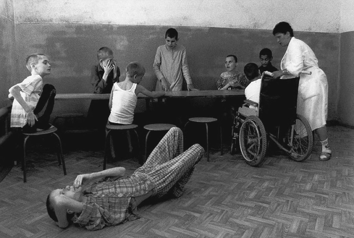 В обеденной комнате Детского ПНИ Рязанской области, 2005.