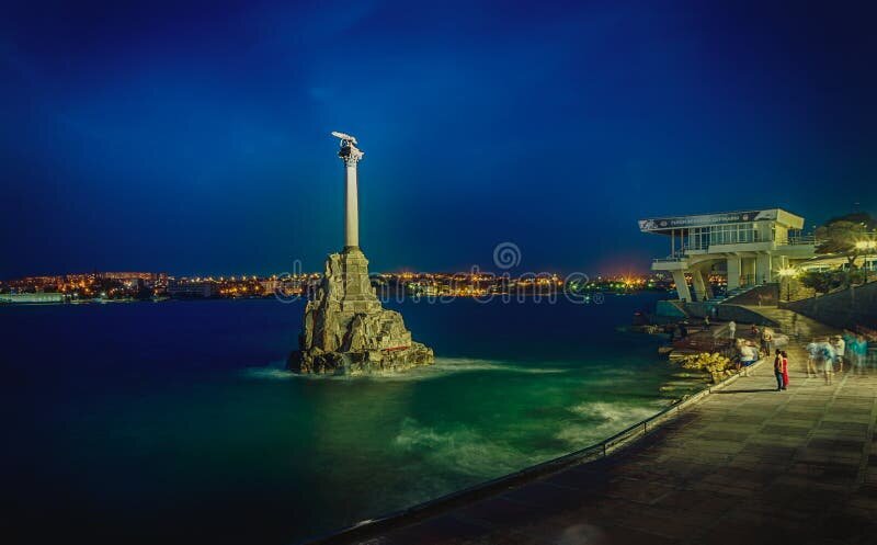 Памятник затопленным кораблям ночью