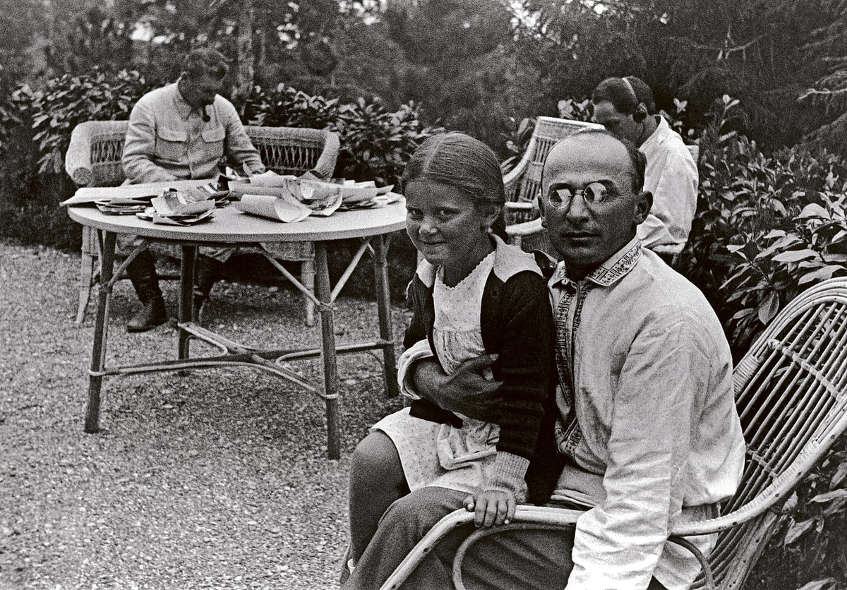 Светлана Аллилуева на руках у Л. П. Берии, 1931 год.