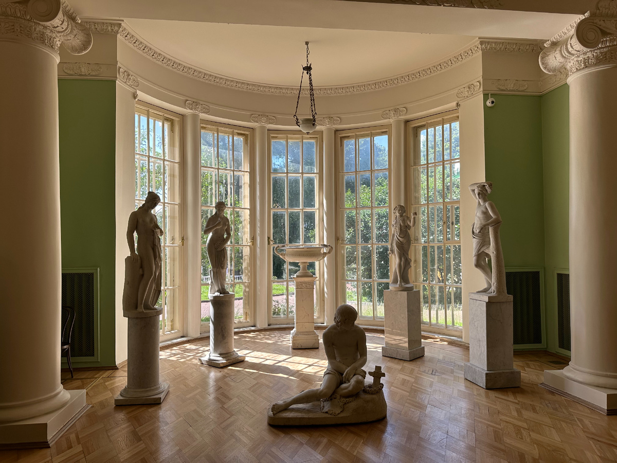 Бальный зал в усадьбе, где провёл последние годы жизни В. И. Ленин