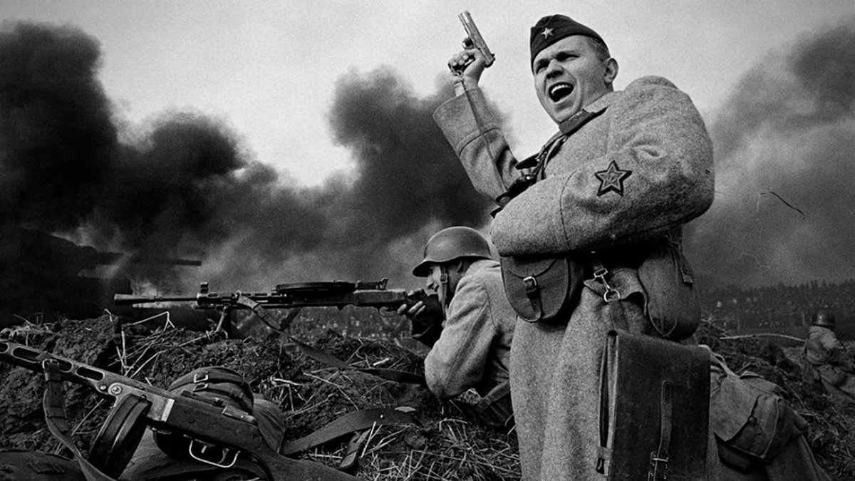 Советский командир поднимает бойцов в бой. Источник Яндекс картинки
