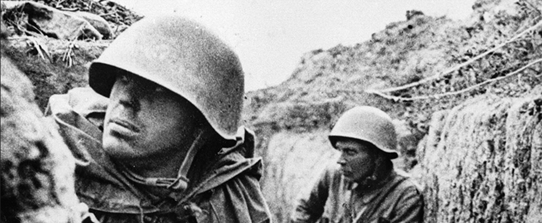 Задумавшиеся советские солдаты. Источник Яндекс картинки