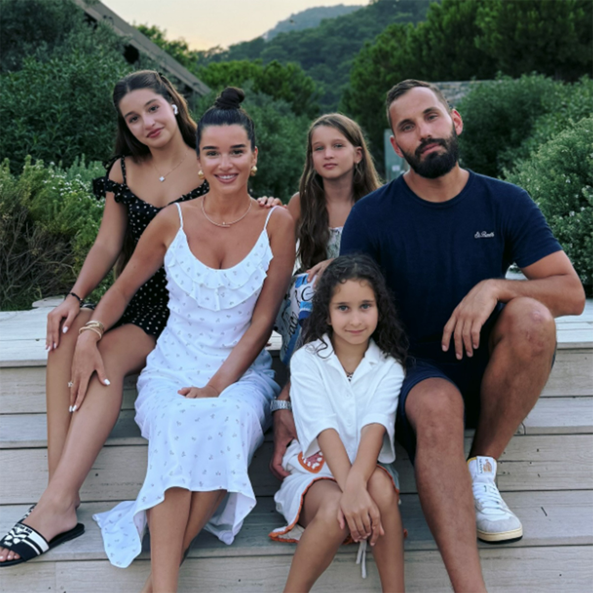 Ксения Бородина и Николай Сердюков с дочками от предыдущих браков. Фото: соцсети Ксении Бородиной