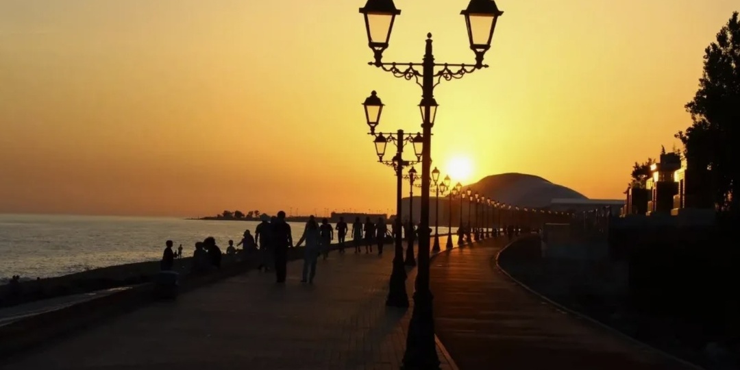 Набережная Адлера на рассвете: атмосфера, люди и фото без толпы
