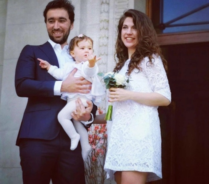 Мария с мужем и дочерью