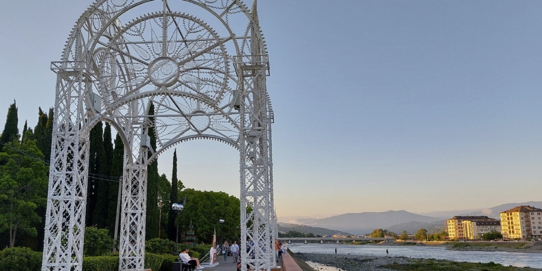 Прогулка вдоль реки Мзымта в Адлере: тенистый маршрут для жары