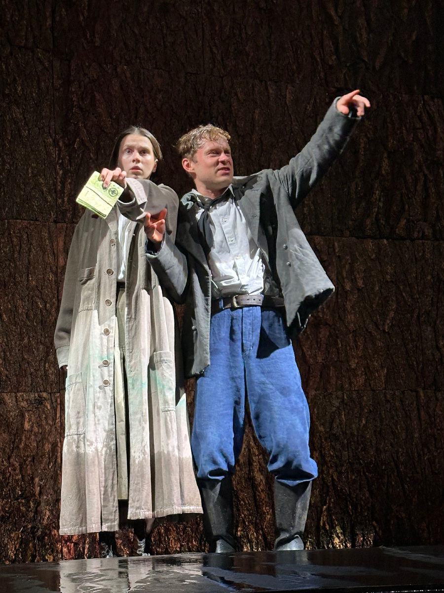 Аксюша и Петр (Кира Насонова и Илья Никулин). Сцена из спектакля «Лес» театра имени В.Маяковского. Фото автора. 