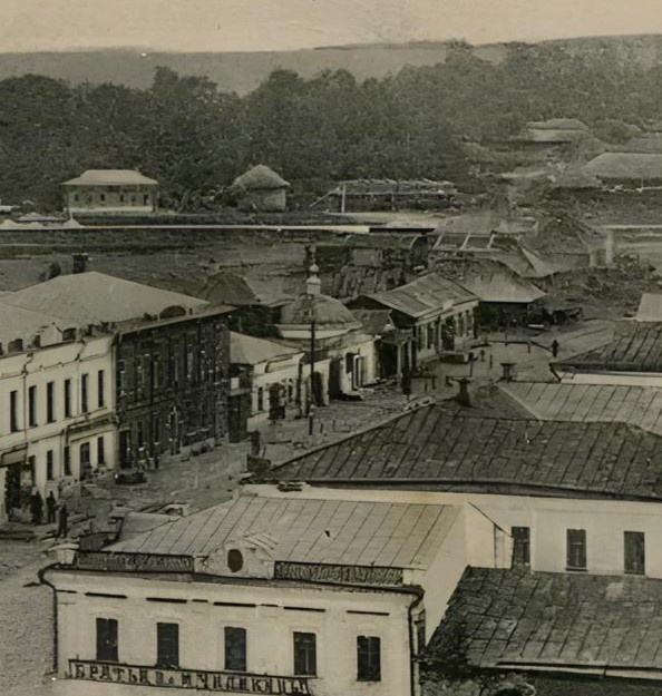 Никитская часовня в Кашире в центре кадра