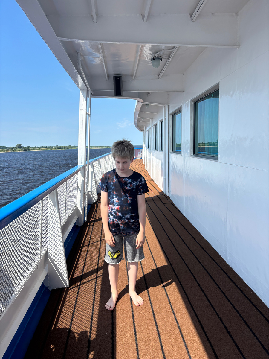 Фото автора. Мы ходим кругами по палубам, теплоход - вокруг Нижнего ))