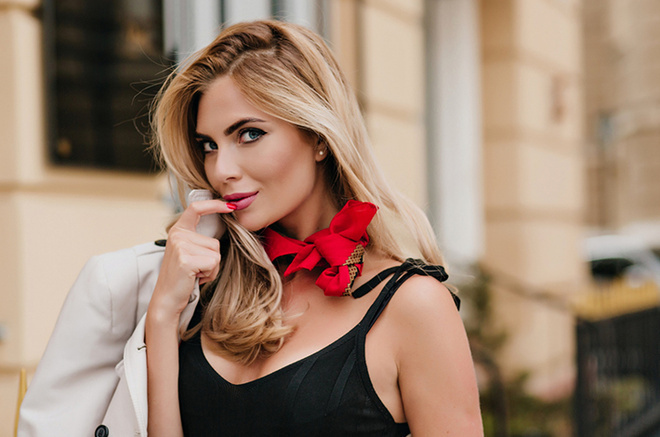 Платок является красивым дополнением к образу. Фото: lookstudio / Freepik