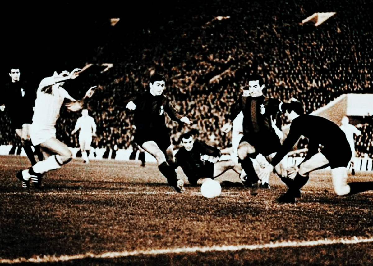 Эпизод из ответного матча Кубка Чемпионов между Торпедо и Интером