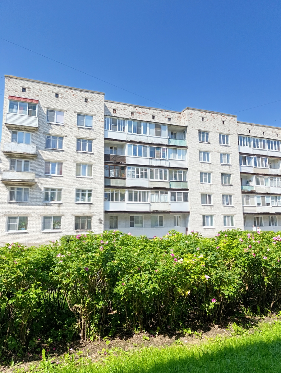 На фото не видно. Обычный дом.