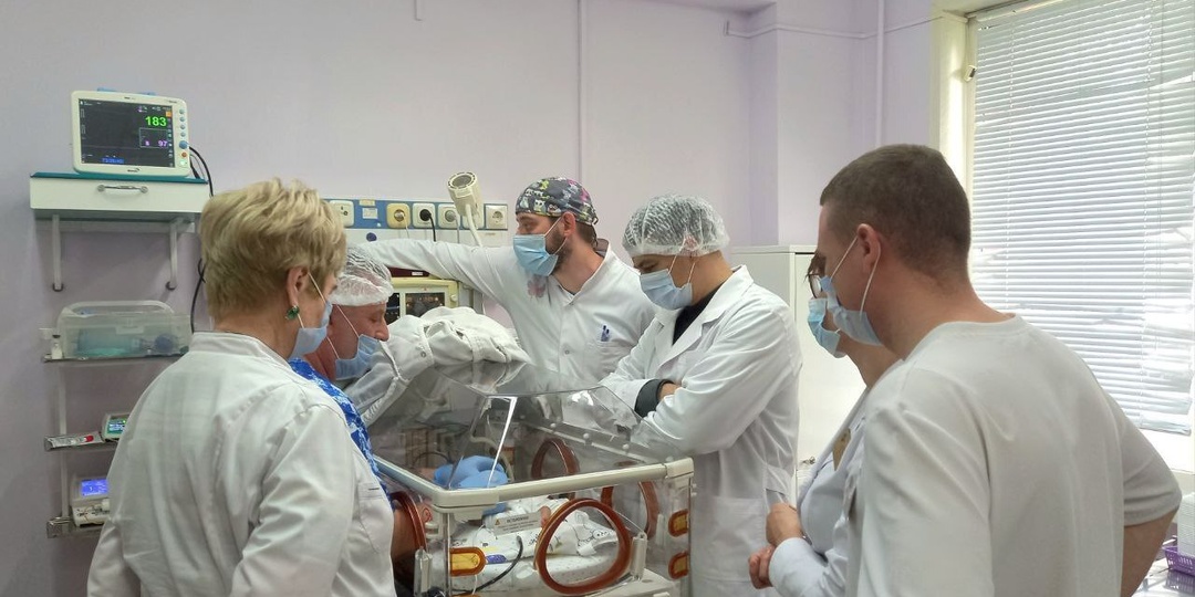 Медики спасали малыша, который родился без кожи и части черепа