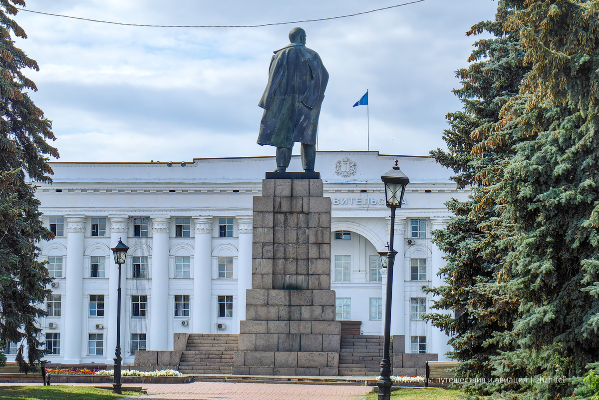 Ильич на фоне Дома правительства