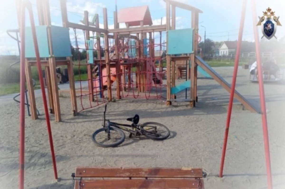    СК возбудил уголовное дело после падения мальчика с качелей в Копейске