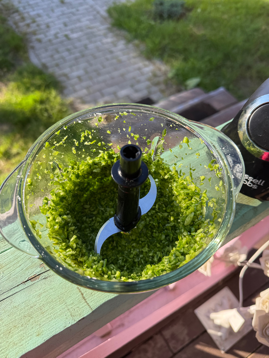 В кашу не нужно, но и не особо крупно