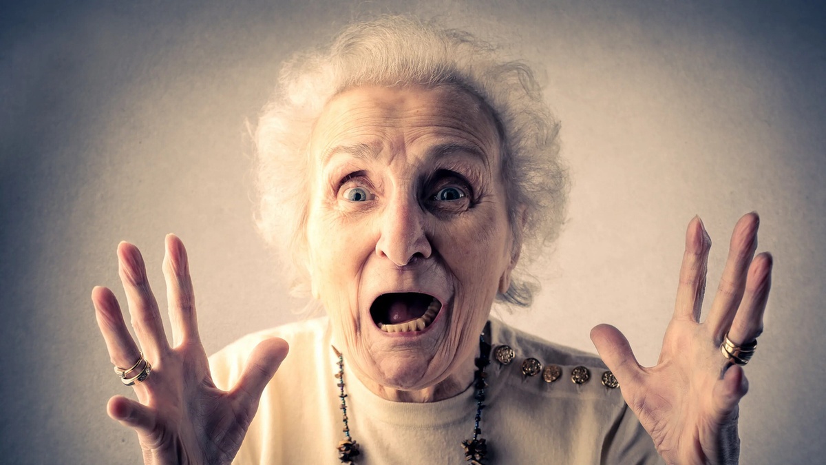 Пенсионеров, получающих пенсию на карту предупредили о серьезных рисках