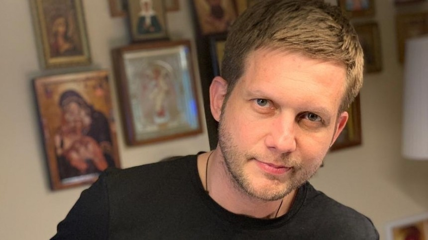 Борис Корчевников очень набожный человек, и угол с иконами для него не просто декорация, а место для общения с богом. 