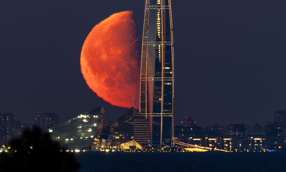 Луна в фазе последней четверти на фоне Санкт-Петербурга