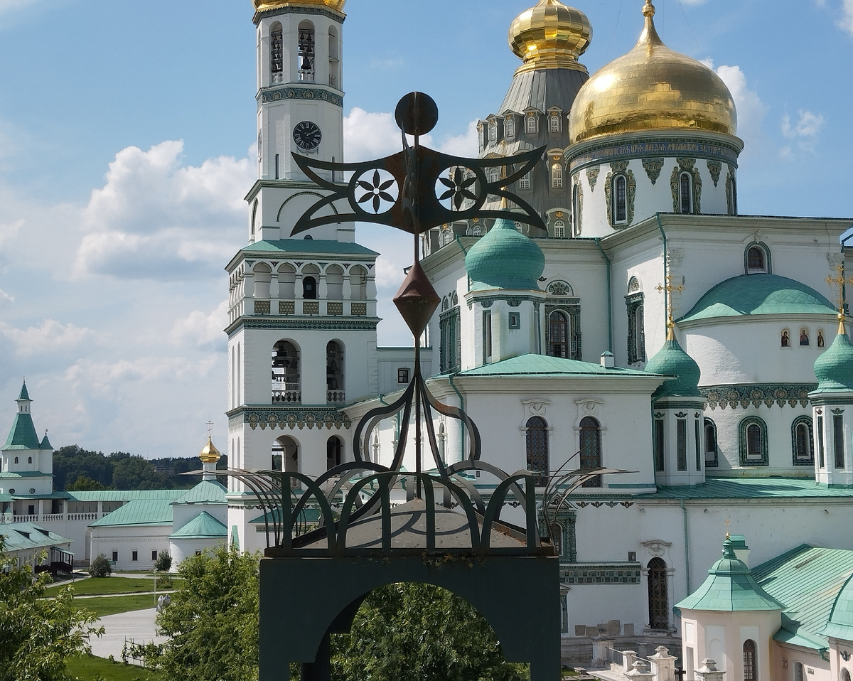 Воскресенский Новоиерусалимский монастырь. Вид с галереи на монастырской стене. ЗДЕСЬ и далее фото автора и(или) из личного архива автора, если не указано иначе.