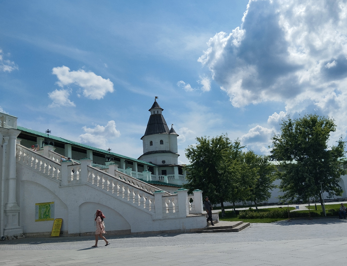 Та самая лестница, по которой можно попасть на галерею и спуститься обратно. Вид на Гефсиманскую башню.