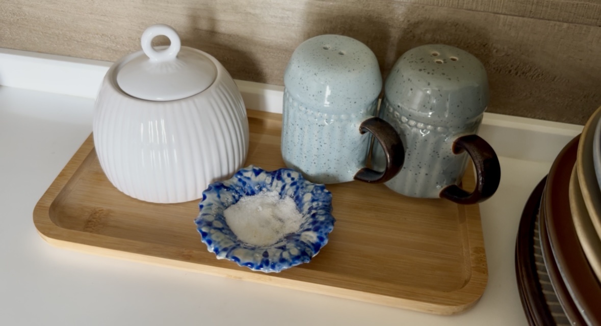 Баночки для специй из Фамилии. Синяя пиала ручной работы из Duty Free (аэропорт Тайланда).