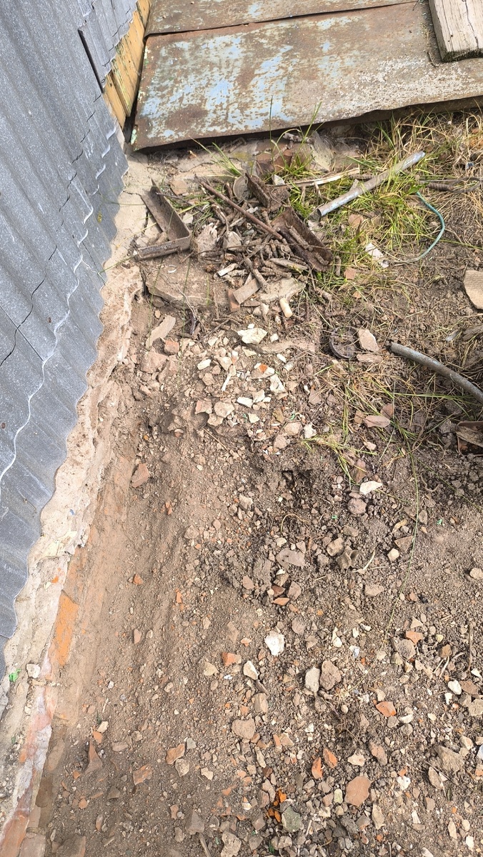 Железный хлам с маленького кусочка отмостки.
