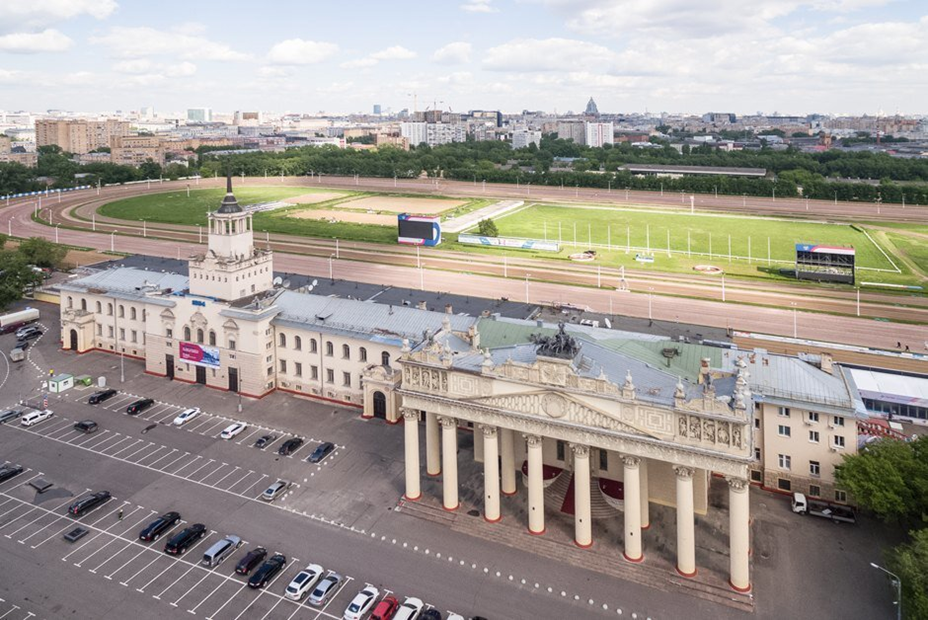 Московский ипподром в 70-е годы. На заднем плане конюшни и малый ипподром ШВЕ