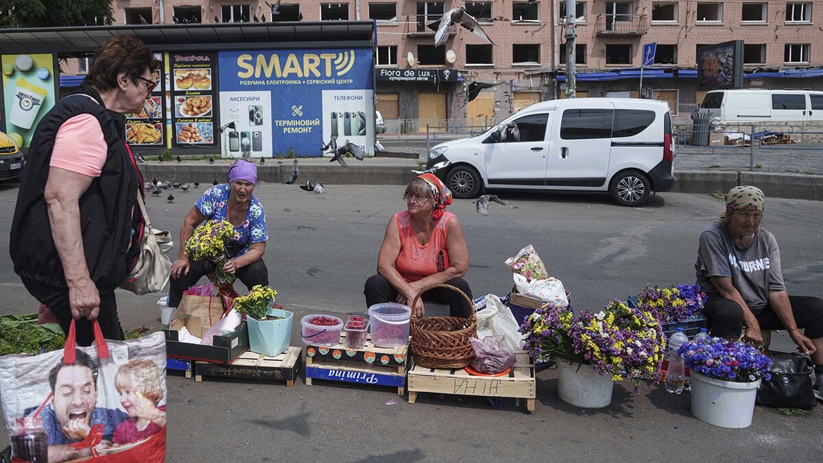   Evgeniy Maloletka / AP