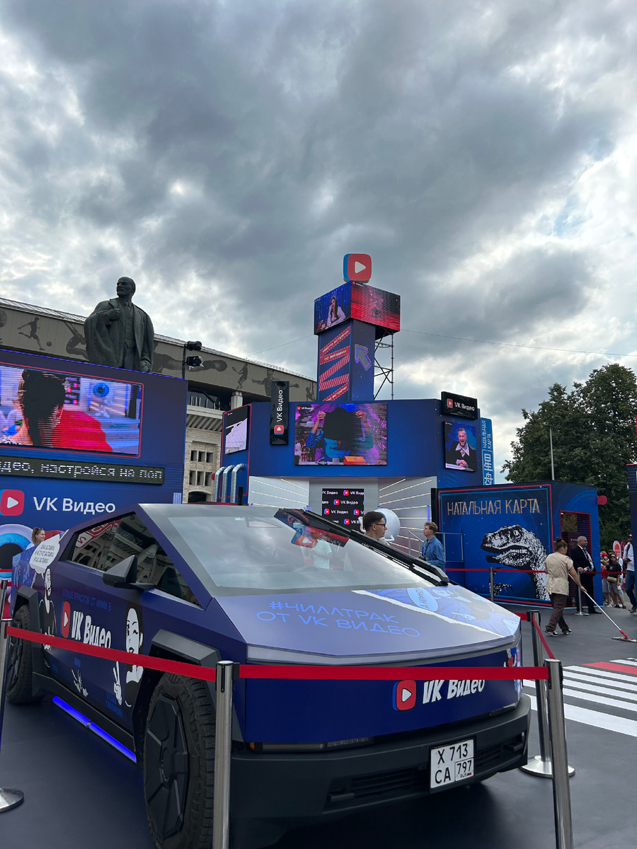 Одна из первых локаций, которую видишь после входа, — зона VK видео