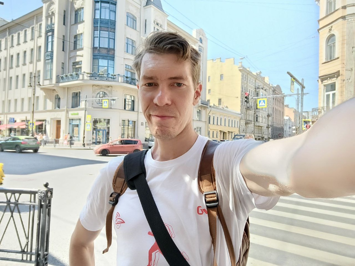 Я редко выбираюсь в центр, поэтому вы не часто можете меня увидеть на лоне Питера. Вот - ловите исключение! (улица Восстания)