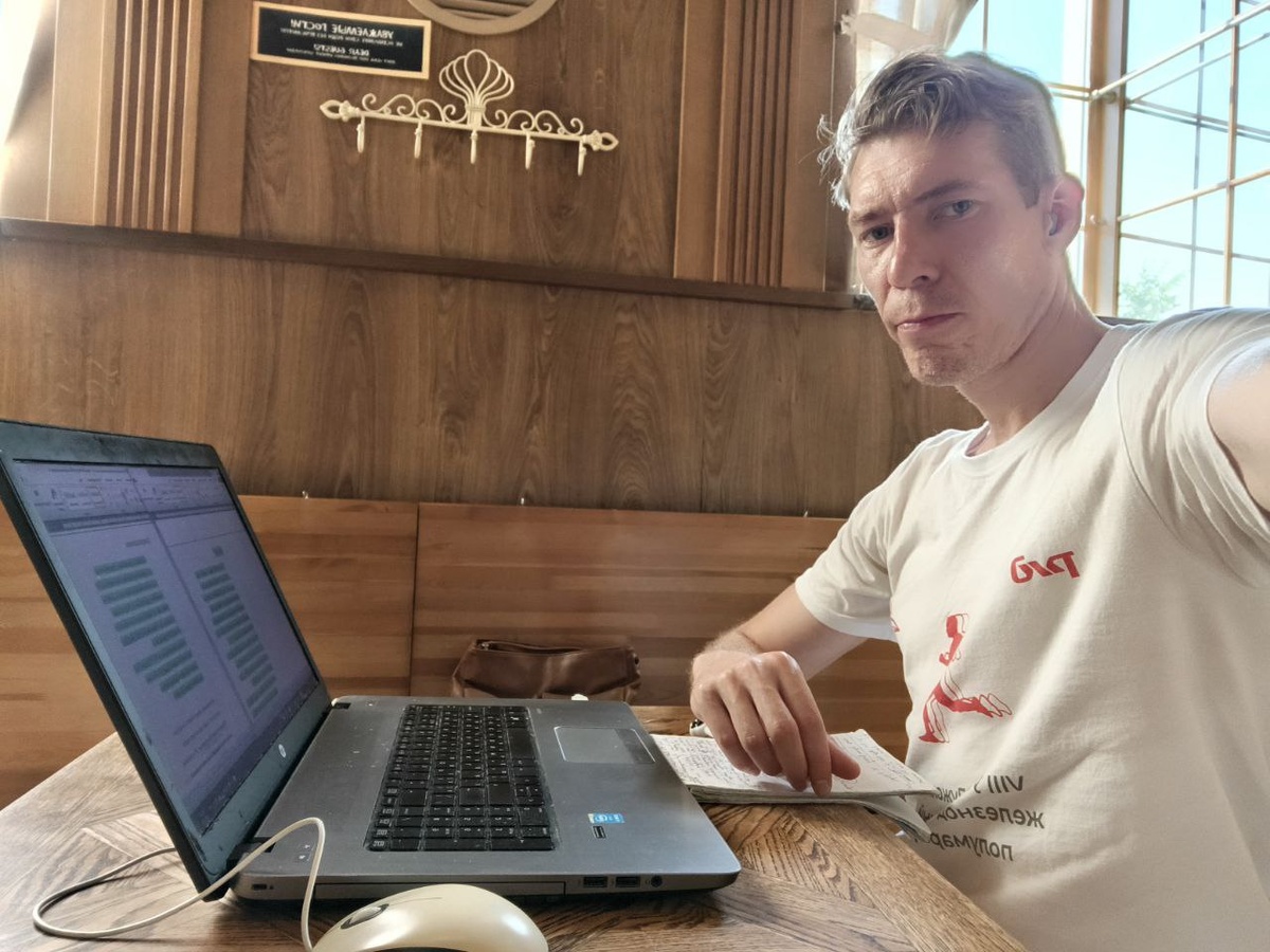 Это я во время отпуска выбрался в кафе "Щелкунчик" в центре и занимаюсь написанием книги...