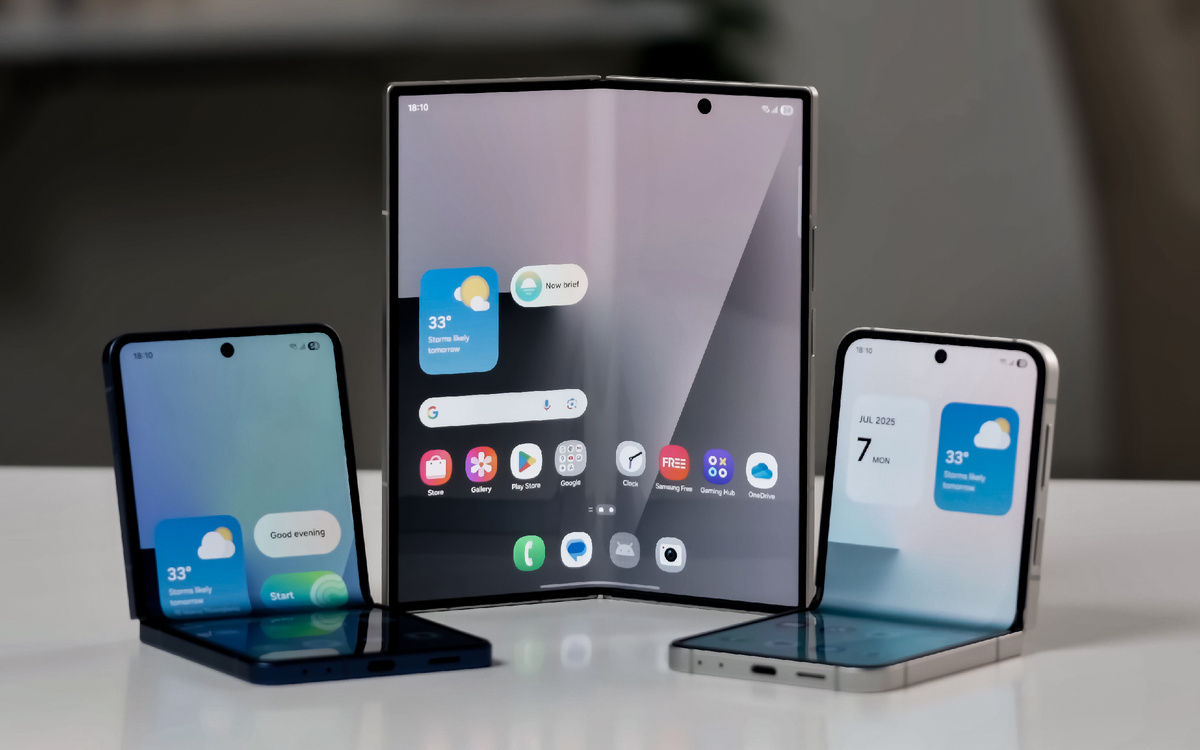 Samsung Galaxy Z Flip 7 (слева), Z Fold 7 и Z Flip 7 FE (справа)