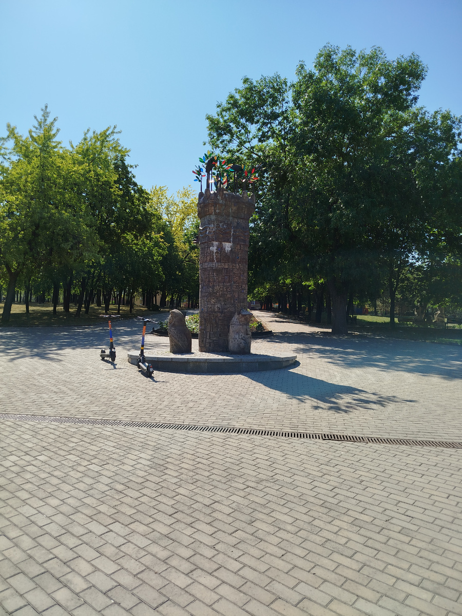 Центральный вход в Парк Победы: интересная инсталляция в виде котика, собачки и совушки с добрыми пожеланиями.