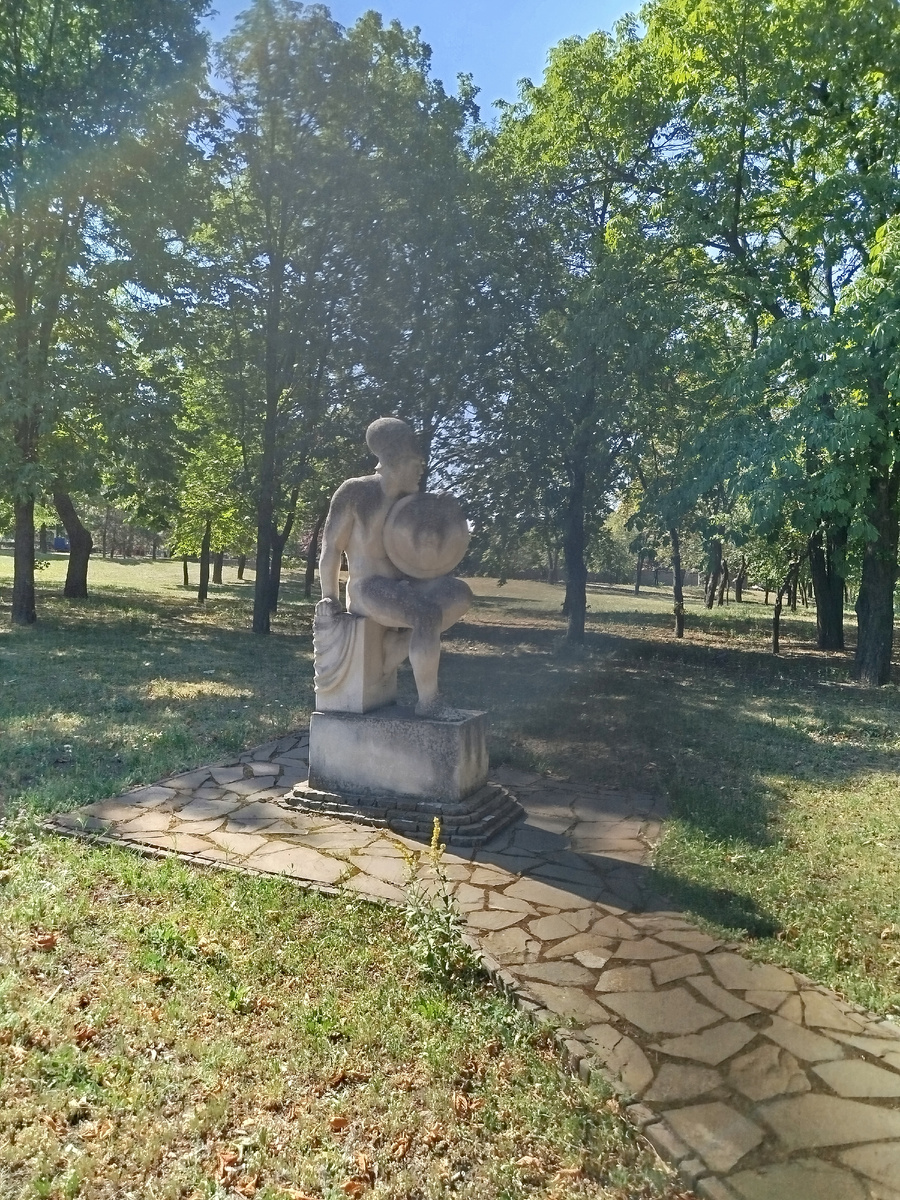 Инсталляция в Парке Победы в древнегреческом стиле.