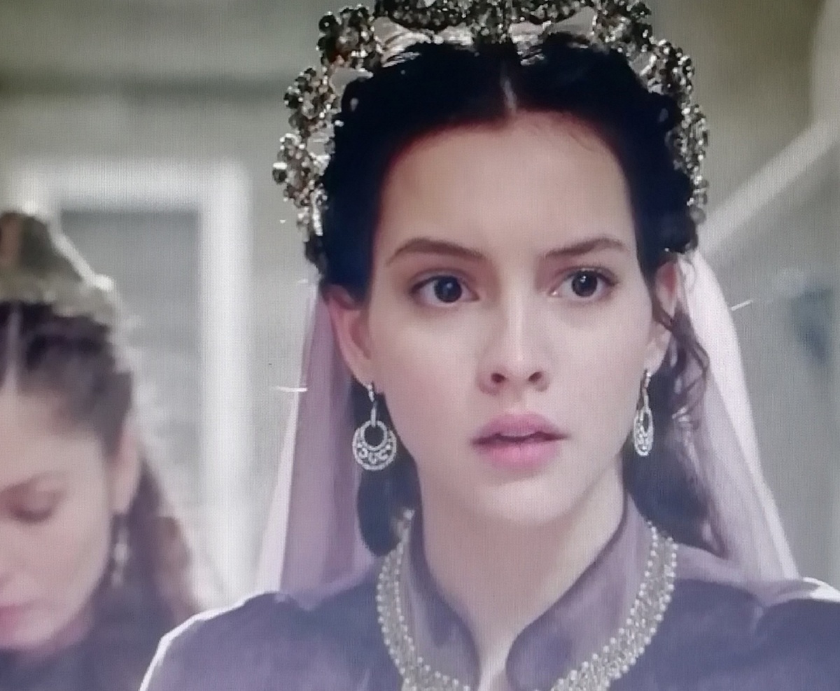 Лейла возмущена поступком отца