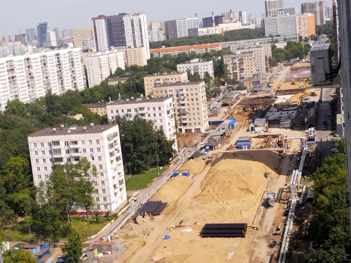 📷 1.1: Вид в сторону станции. Практически полностью готово верхнее перекрытие, начата обратная засыпка.