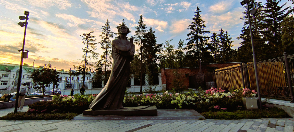 Памятник А. С. Пушкину возле Литературного квартала. Фото автора