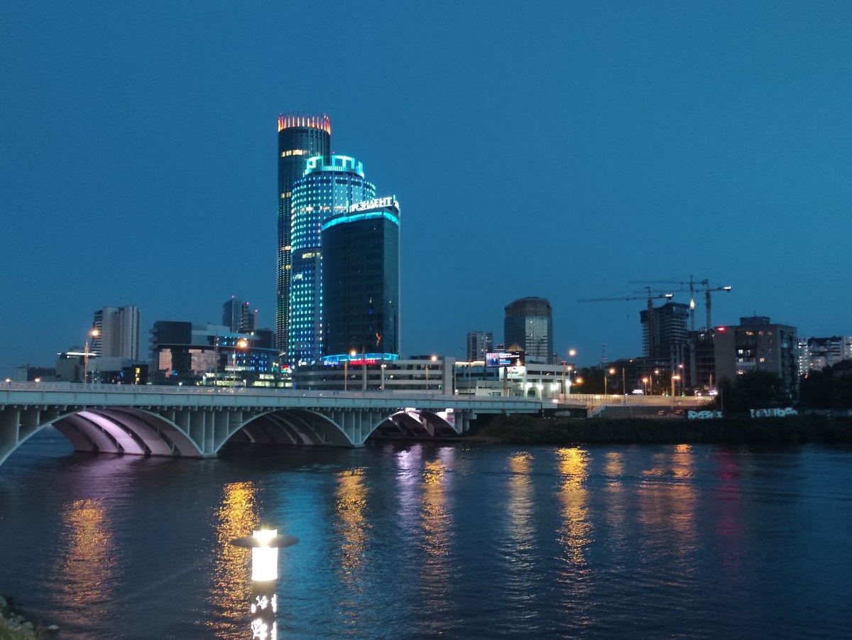 Вид на Екатеринбург-Сити и Макаровский мост. Фото автора.